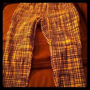 Like new! B/W graphic print ankle pant